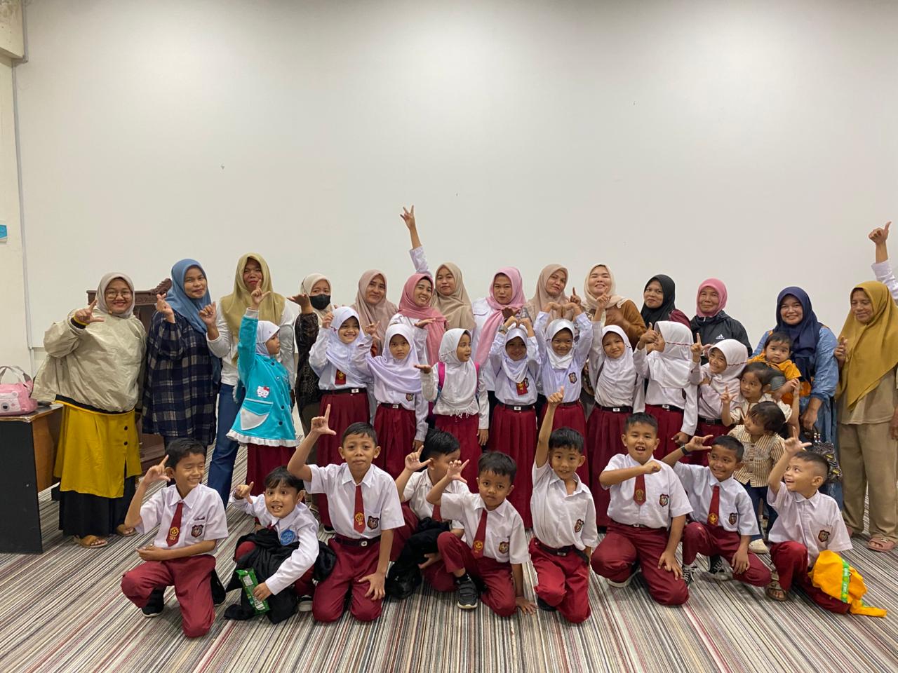 NONTON BARENG BERSAMA GURU DAN ORANG TUA DI STUDIOMINI