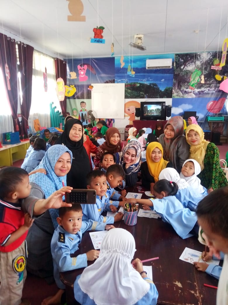 Kunjungan Ibuk Bupati Ny. Lisda Hendrajoni