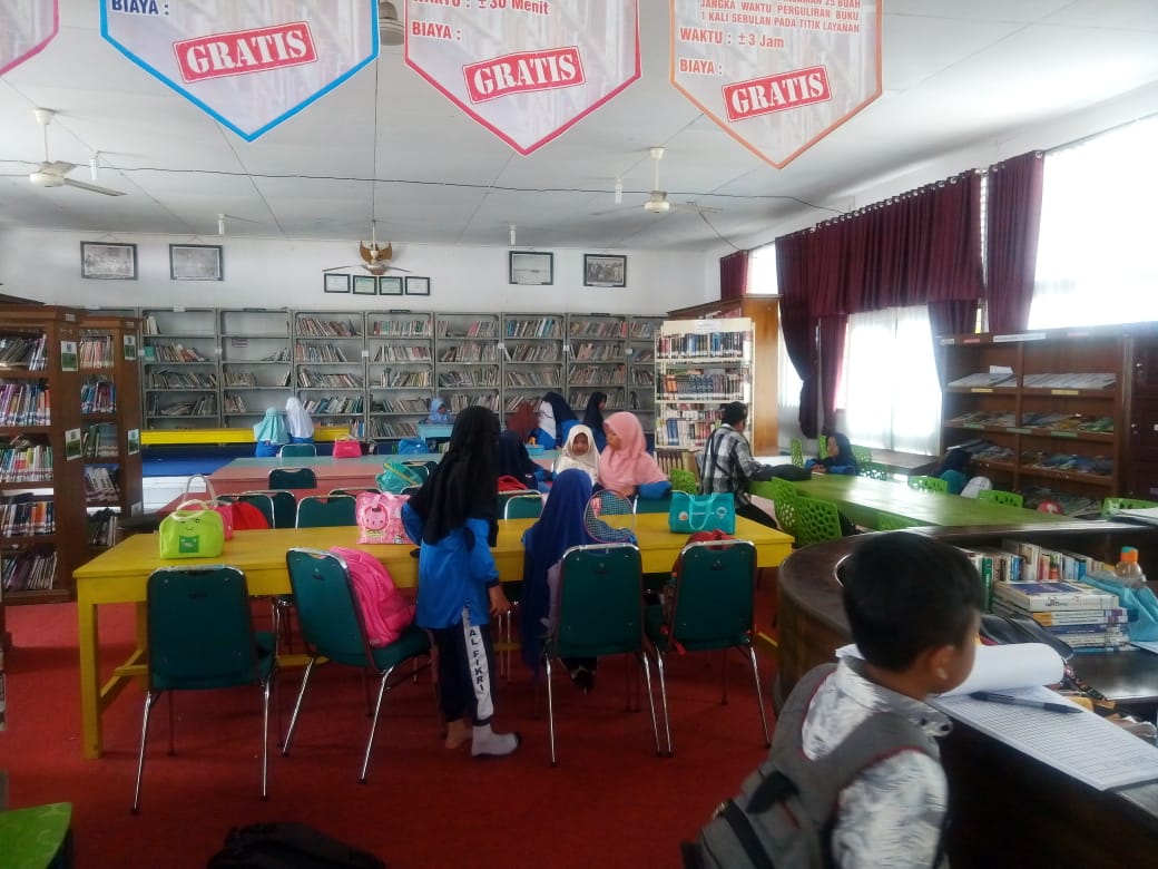 SDIT AL-FIKRI PAINAN KUNJUNGI PERPUSTAKAAN UMUM DAERAH 