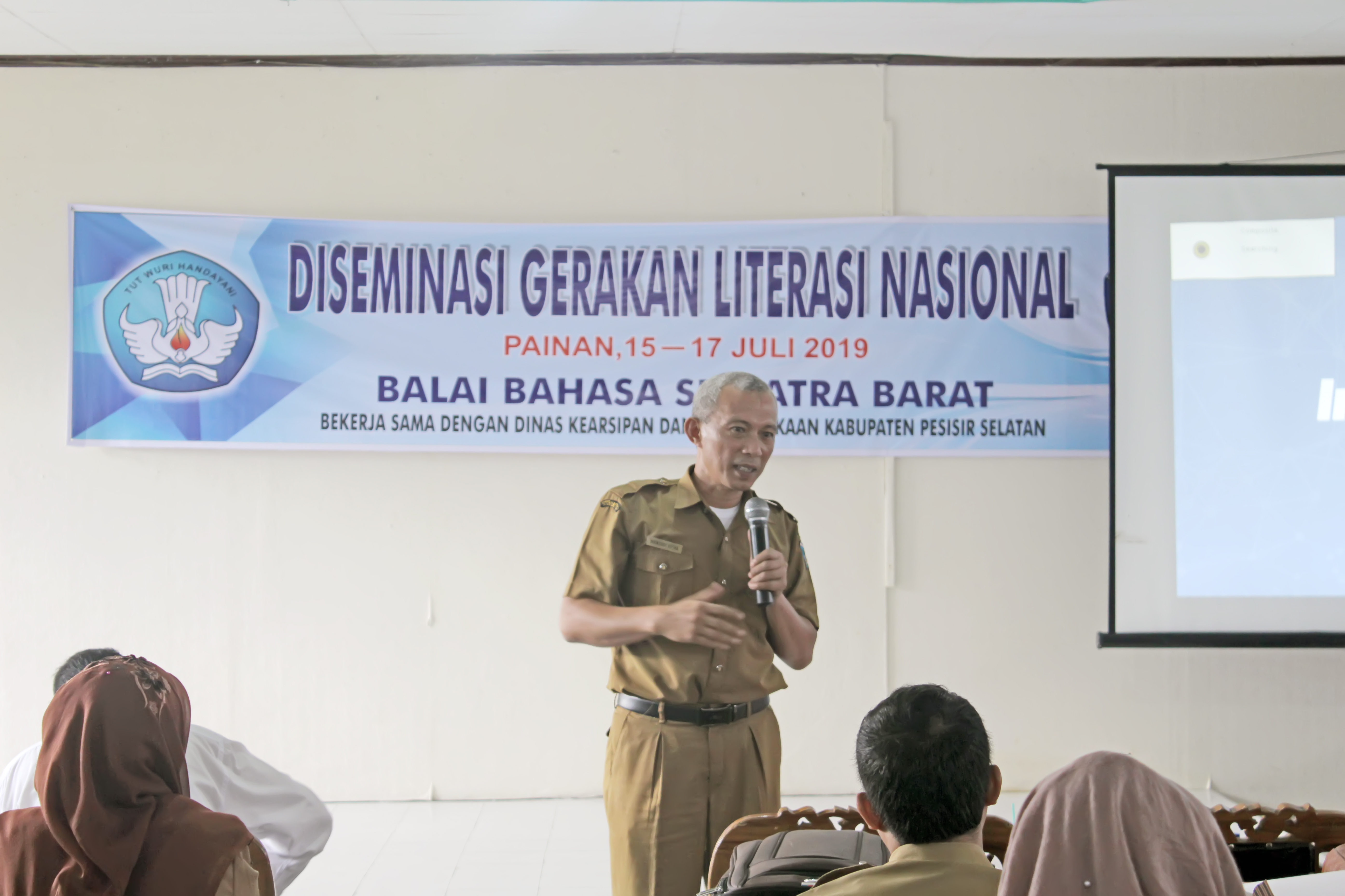BALAI BAHASA SUMATRA BARAT SELENGGARAKAN DISEMINASI GERAKAN LITERASI NASIONAL
