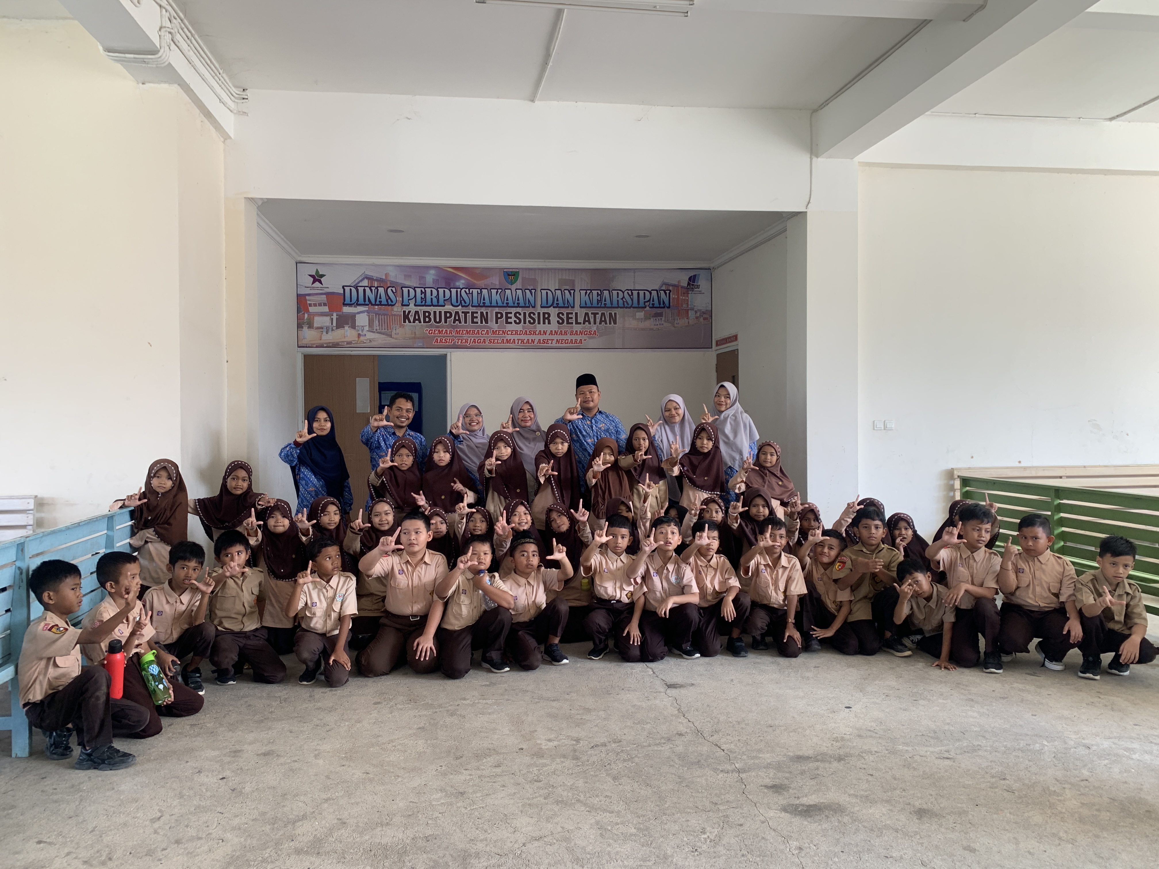 Vakansi Edukasi SDIT IZZATUL QURAN ke Perpustakaan Umum Daerah Kab. Pessel
