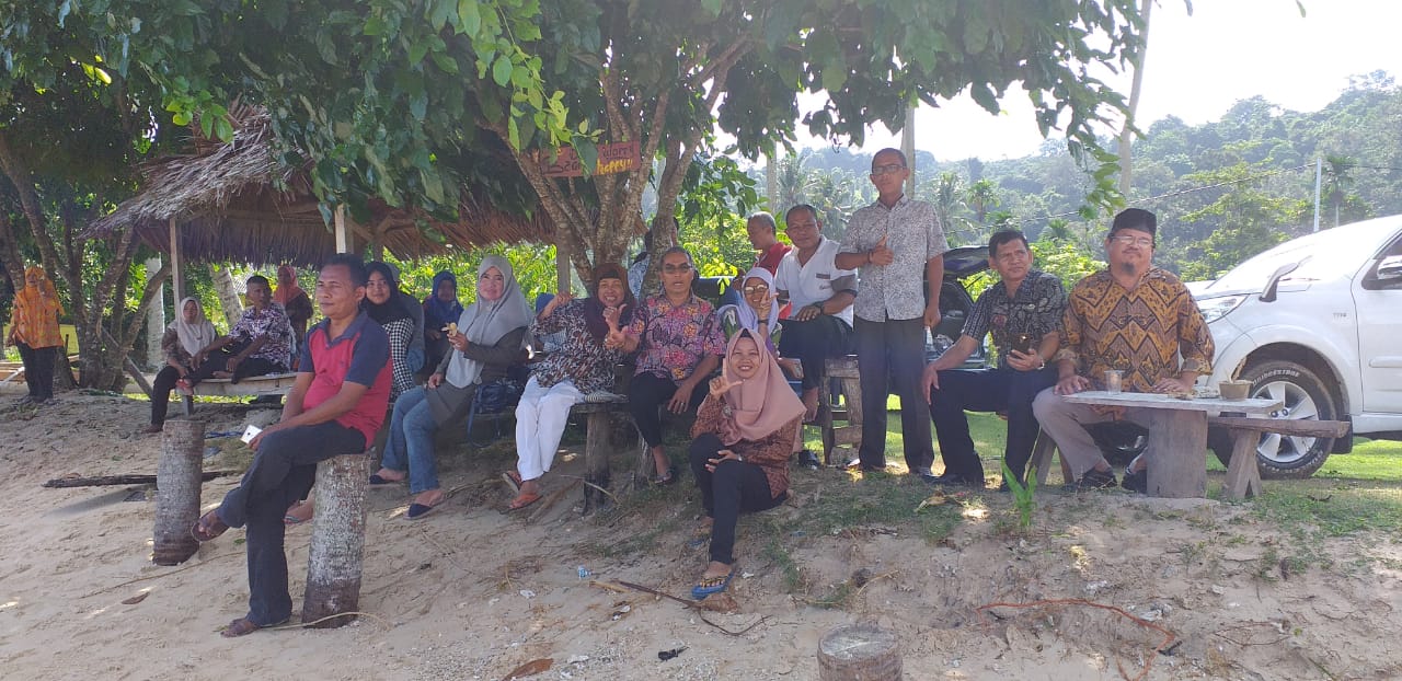 HALAL BI HALAL KELUARGA BESAR DISKERPUS DI PANTAI LABUANG BARUAK