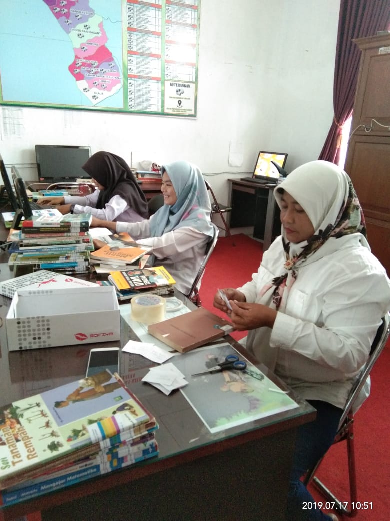 PERPUSTAKAAN UMUM DAERAH KABUPATEN PESISIR SELATAN MEMENUHI KEBUTUHAN PEMUSTAKA