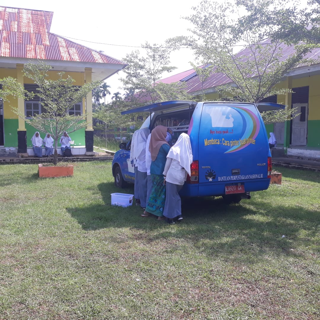 PERPUSTAKAAN KELILING DISTRIBUSIKAN BUKU-BUKU KE SEKOLAH