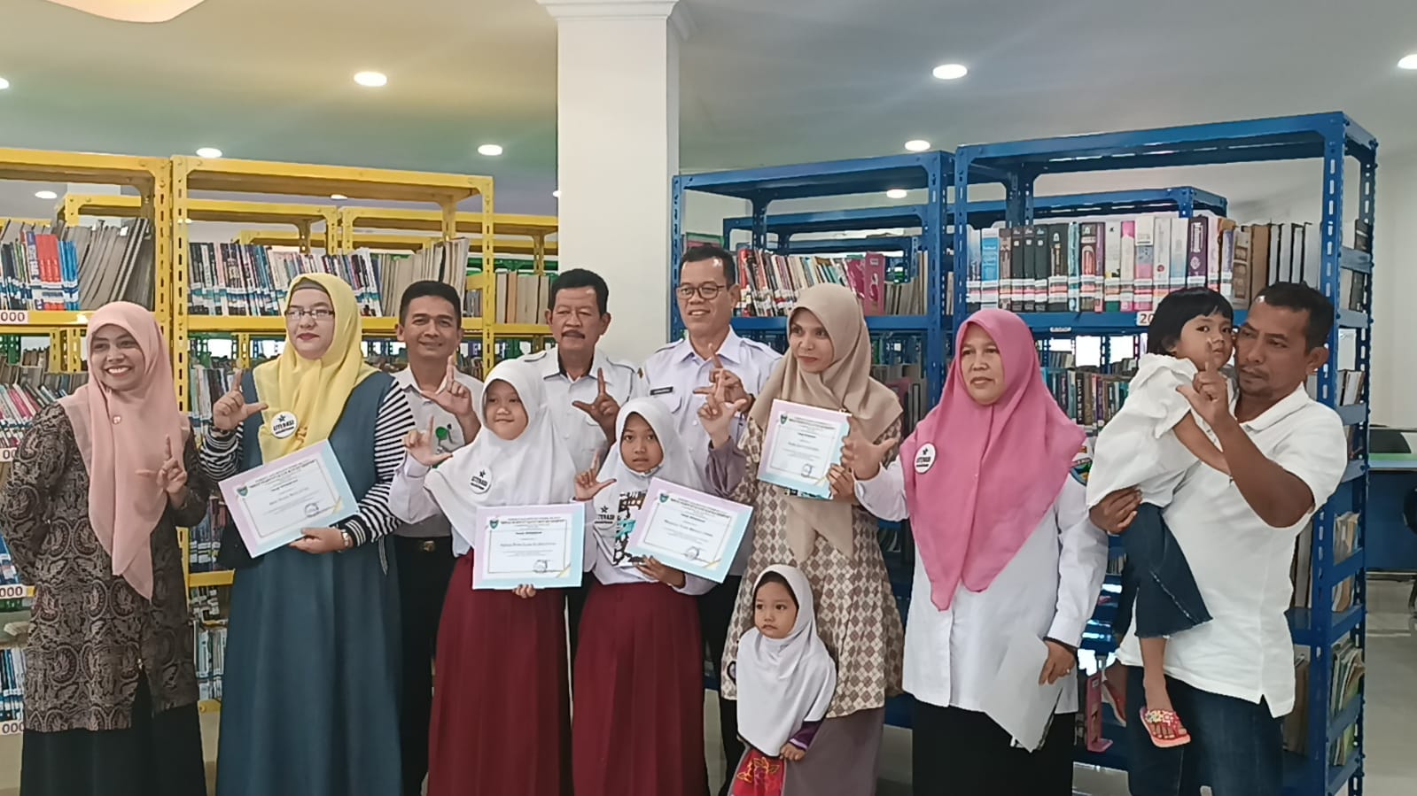 Penyerahan penghargaan kepada pemustaka di Perpustakaan Umum Daerah  Painan