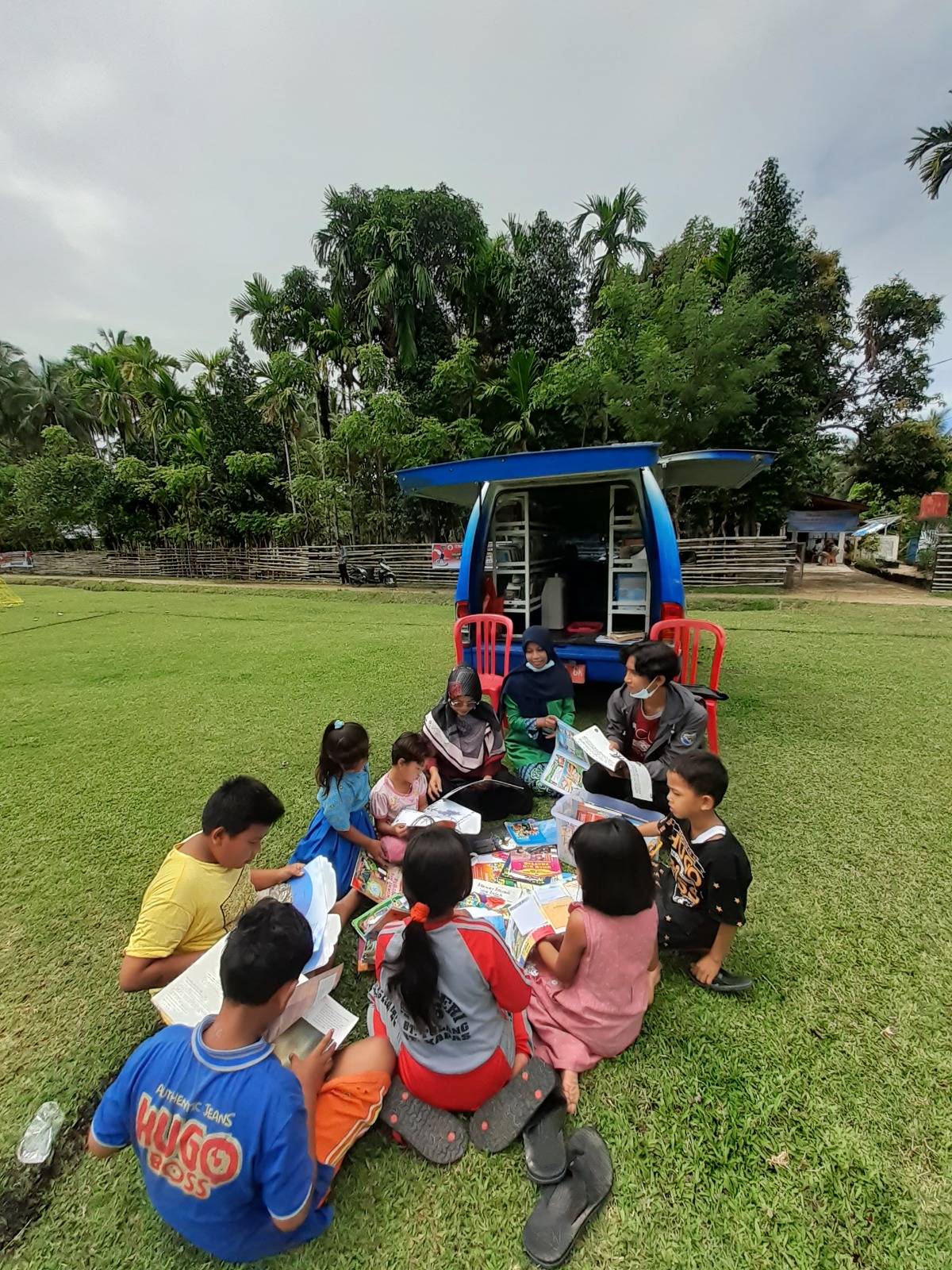 DISKERPUS MELAKUKAN KEGIATAN GEMAR MEMBACA UNTUK ANAK NAGARI DENGAN TEKNIK READ ALOUND.