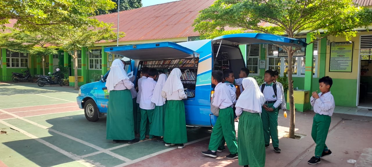 TINGKATKAN MINAT BACA DENGAN PERPUSTAKAAN KELILING