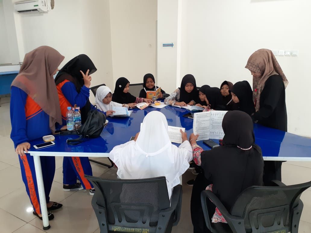 BELAJAR BERSAMA ANAK PKL DI PERPUSTAKAAN UMUM DAERAH