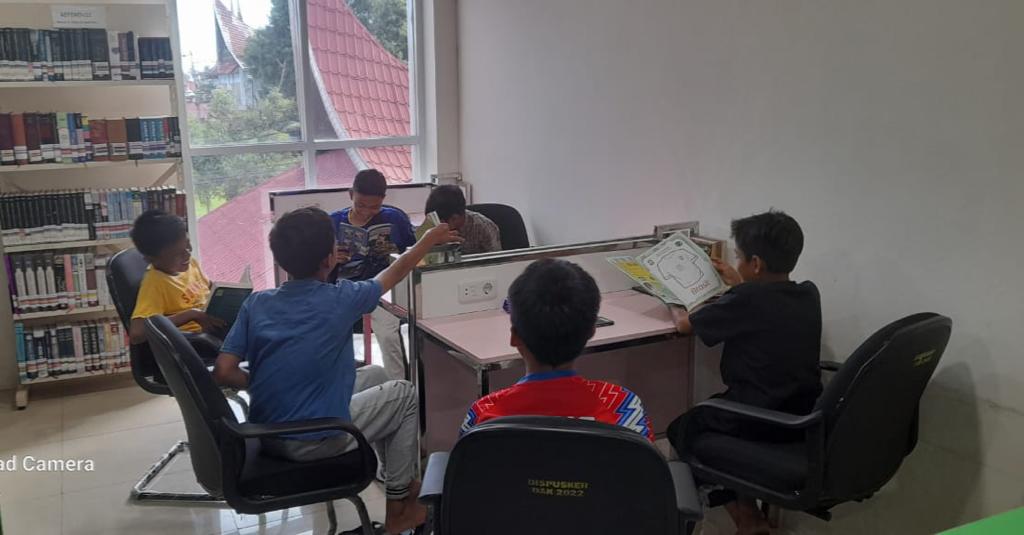 LIBURAN SEKOLAH KE PERPUSTAKAAN UMUM DAERAH PAINAN