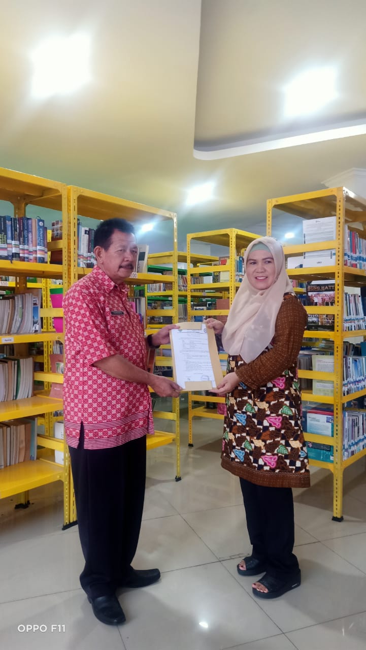 PENYERAHAN SURAT PERJANJIAN KERJA SAMA ANTARA PERPUSTAKAAN UMUM DAERAH DENGAN SEKOLAH KB.CAHAYA BARU