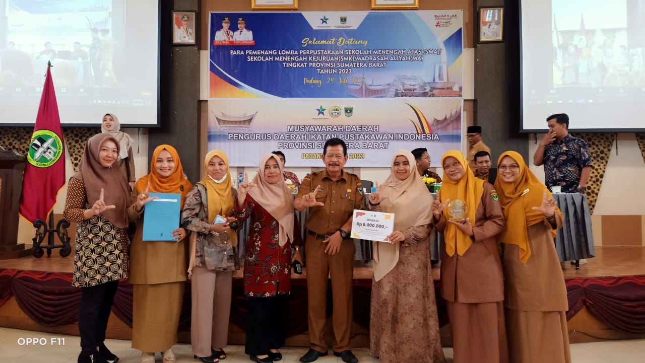 PENYERAHAN PENGHARGAAN LOMBA PERPUSTAKAAN