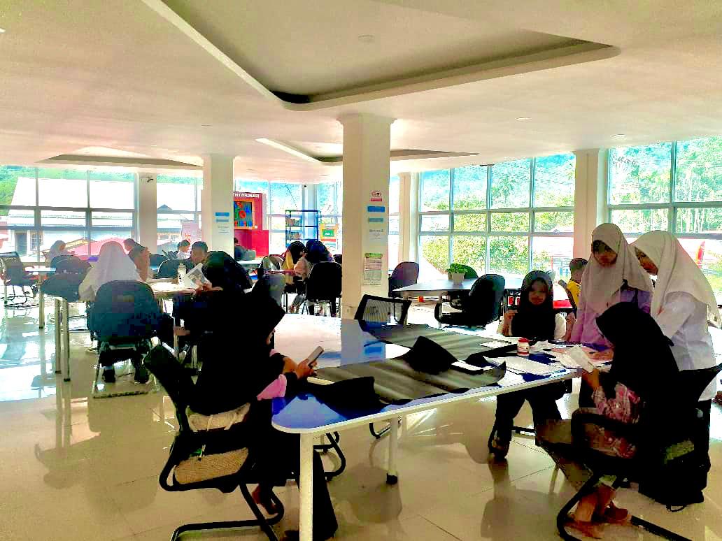 BELAJAR KELOMPOK DI PERPUSTAKAAN UMUM DAERAH