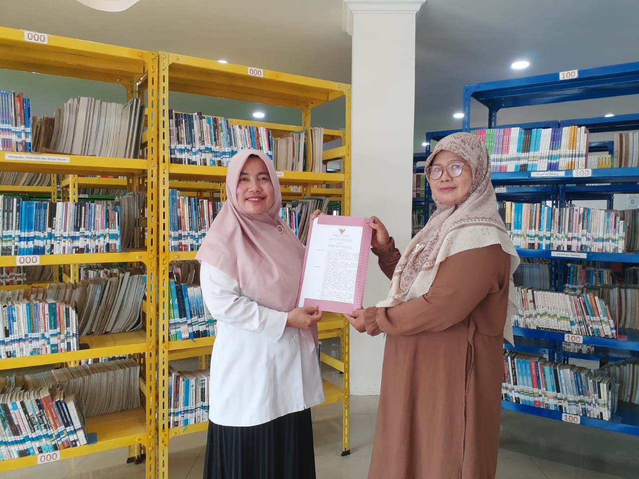 PENYERAHAN SK PENDIRIAN PERPUSTAKAAN KE SEKOLAH SMP NEGERI 4 SATU ATAP RANAH PESISIR