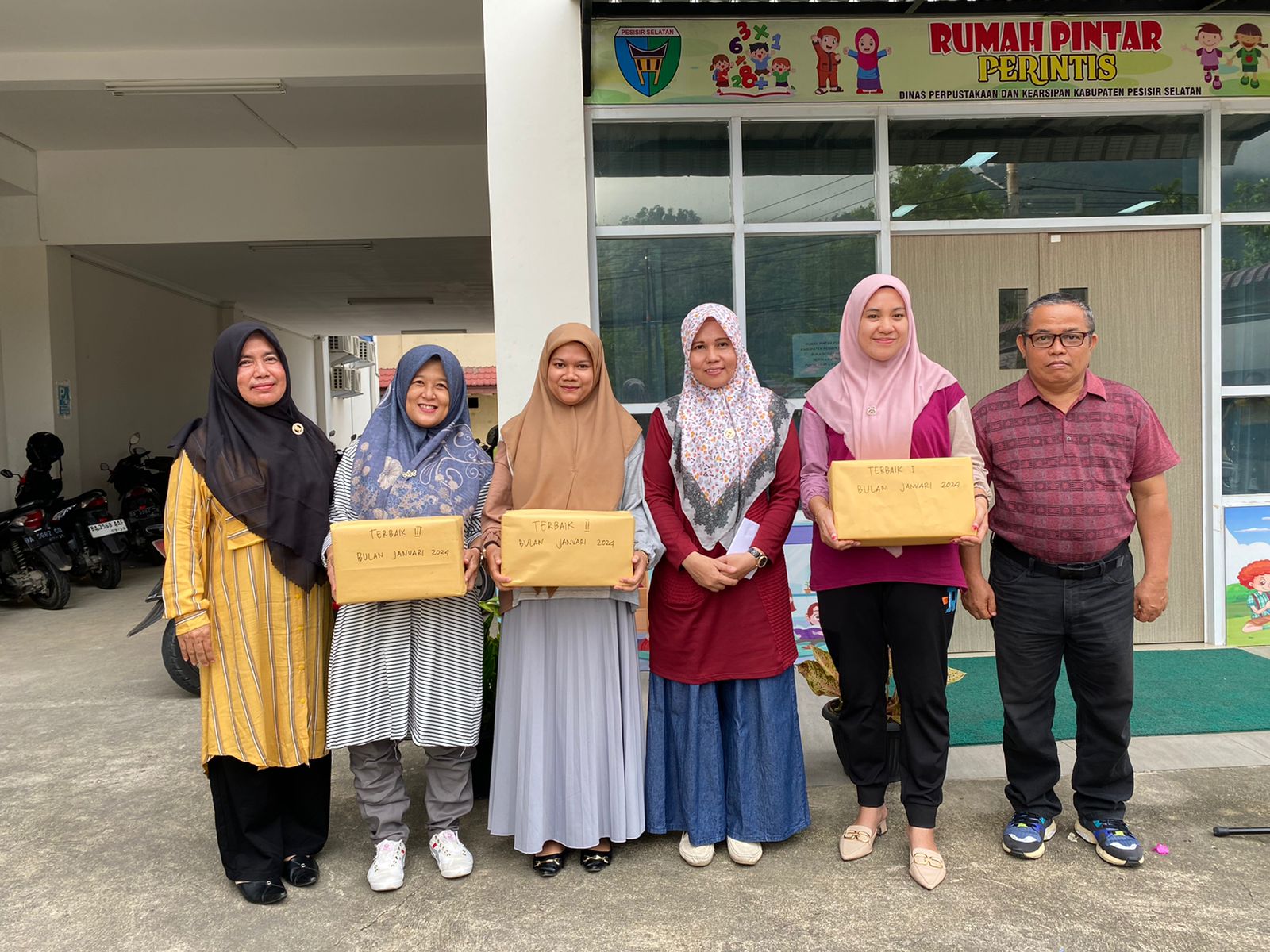 Dispusker memberikan Penghargaan Kepada Pegawai Terbaik Bulan Januari Tahun 2024
