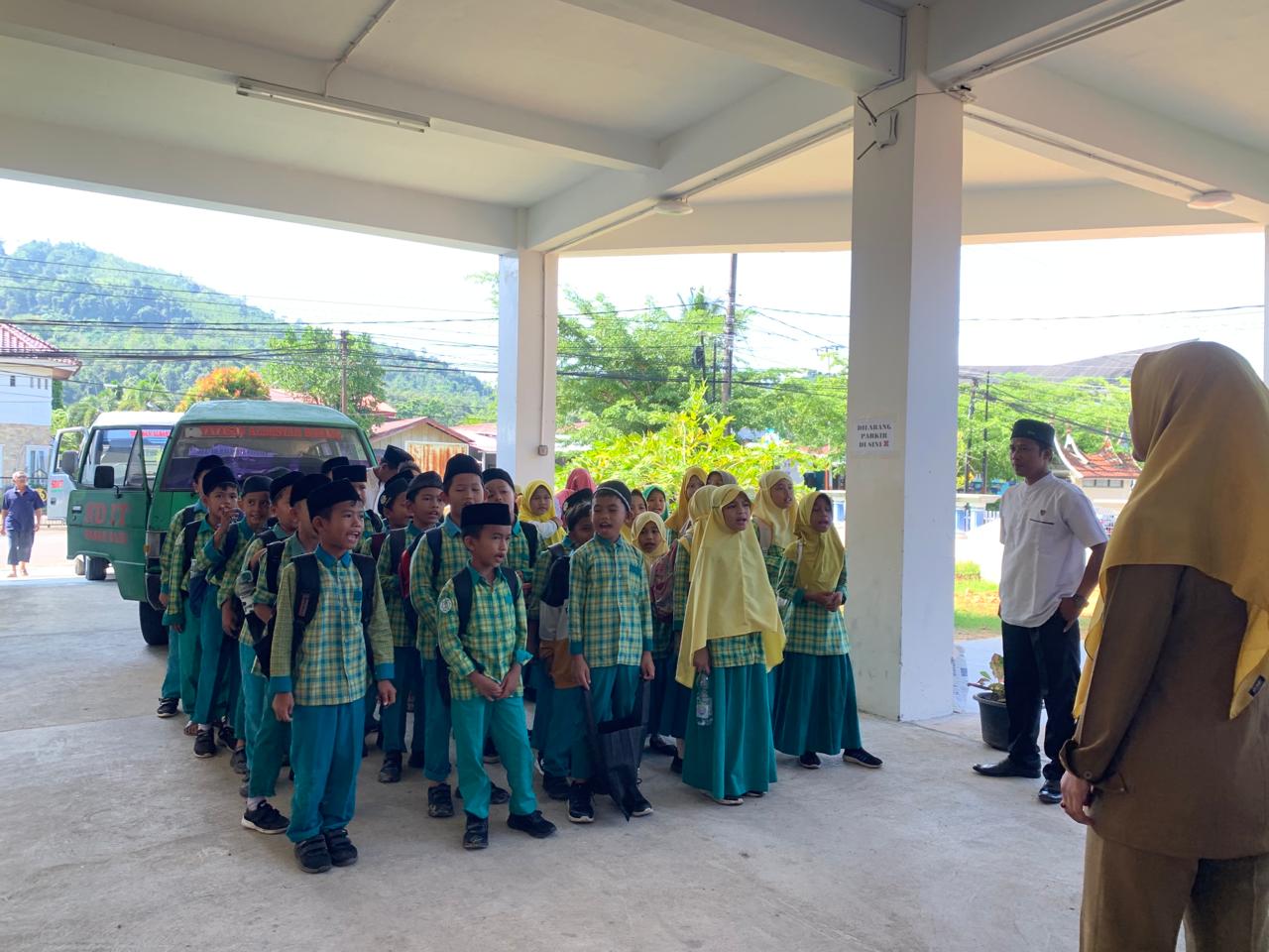 Kunjungan Edukasi Literasi SDIT Al Basyar Kecamatan Bayang 