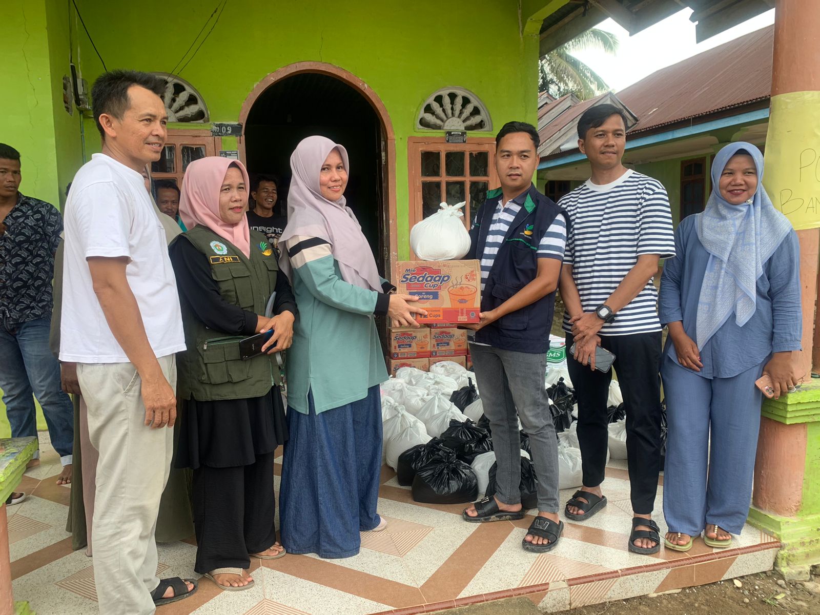 Dinas Perpustakaan dan Kearsipan Kab. Pessel Salurkan Bantuan Kepada Korban Banjir di Kecamatan Basa