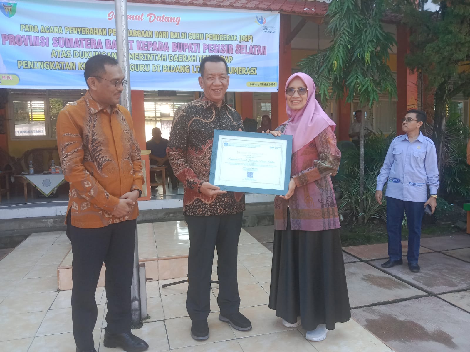 Pemda Pessel Terima Rapor Pendidikan dan Penghargaan Kemendikbudristek RI