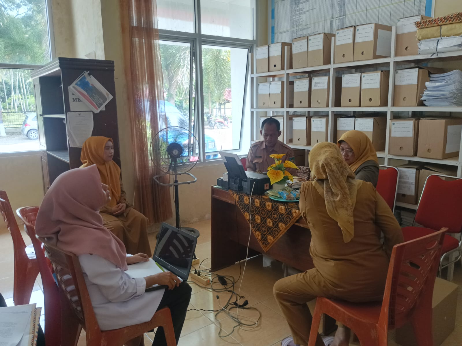 Pengawasan dan Penilaian Kearsipan Tahun 2024 di Kantor Camat Sutera