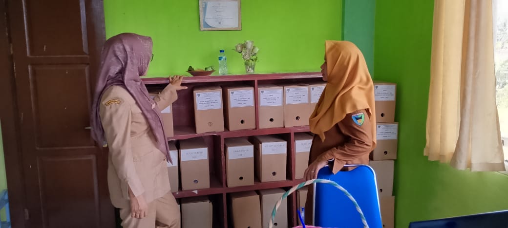 Pengawasan dan Penilaian Kearsipan Tahun 2024 di Kantor Camat IV Jurai