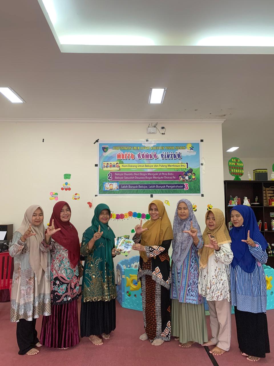 Penerimaan Hibah Buku untuk Mendongeng