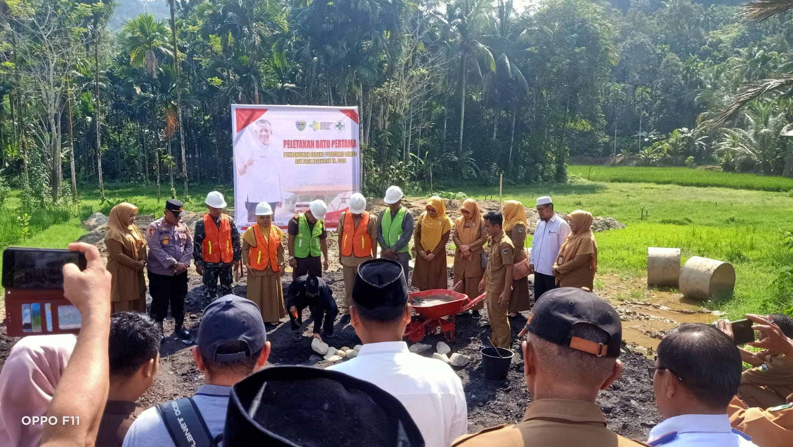 Sekretaris Dispusker menghadiri Undangan Peletakan Batu Pertama UPT Puskesmas Lumpo