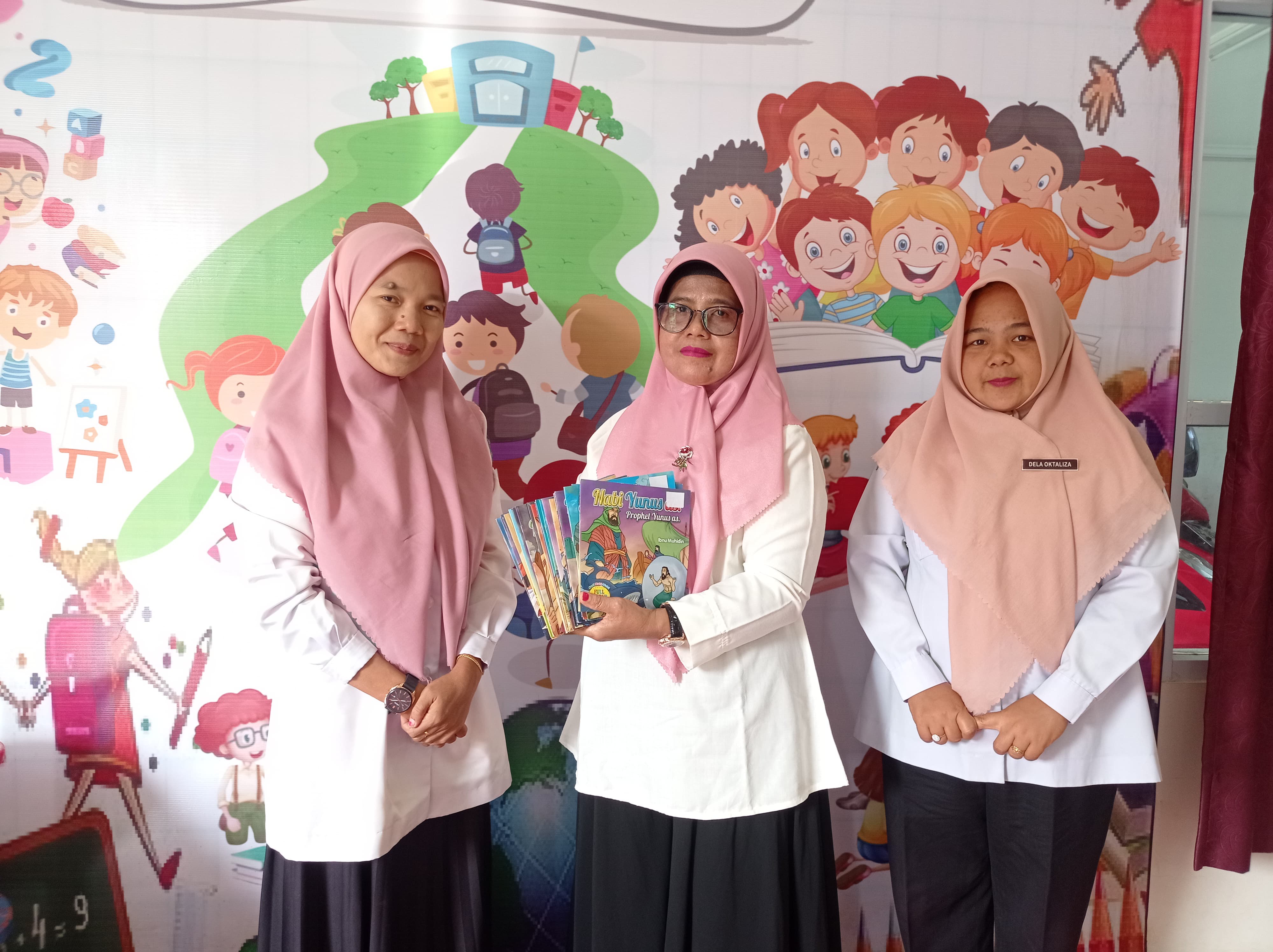 Hibah Buku dari Ibu Sukri Eriani ke Perpusda Pessel