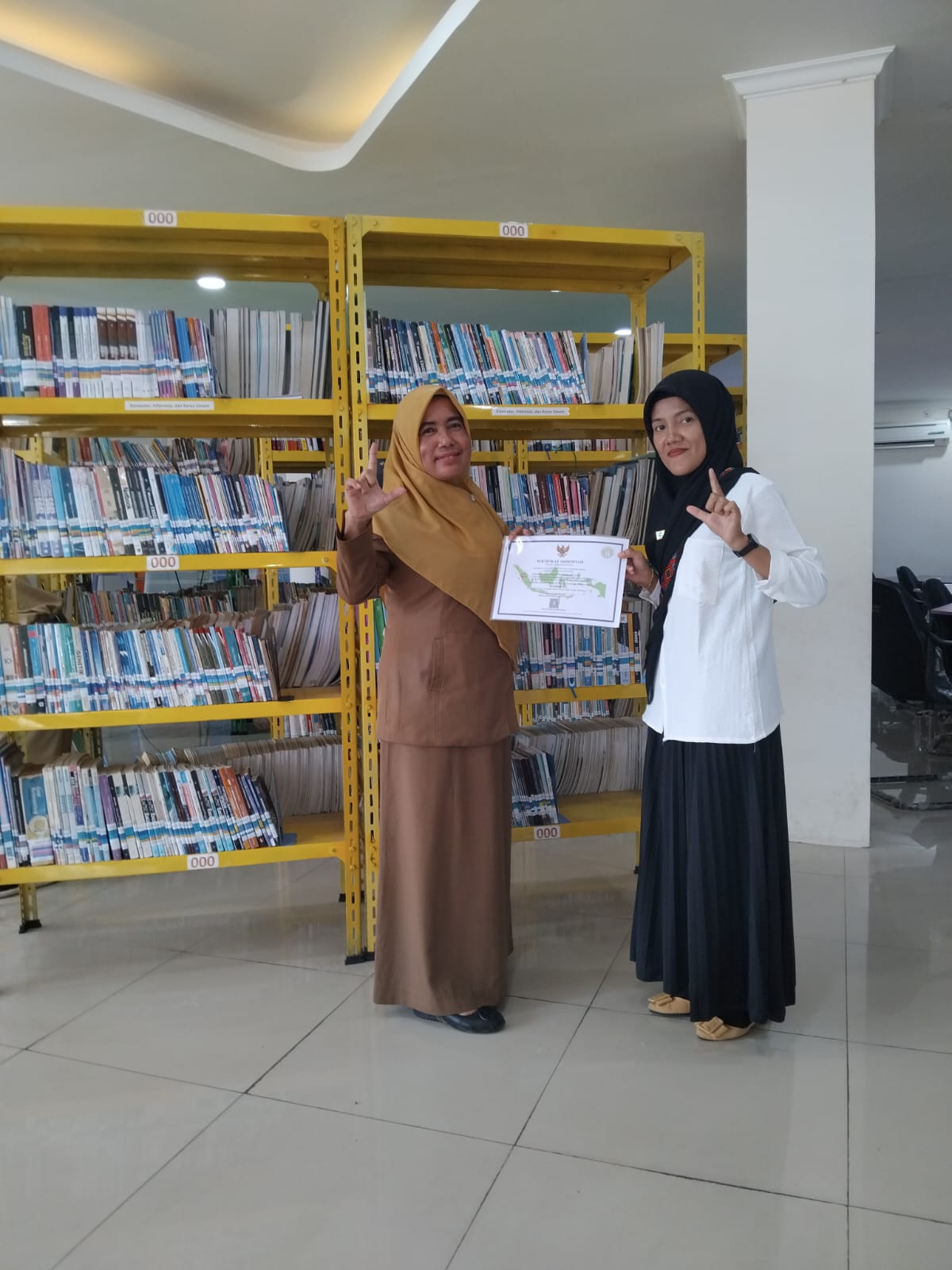 Penyerahan Sertifikat Akreditasi Perpustakaan MTSN 1 Pessel