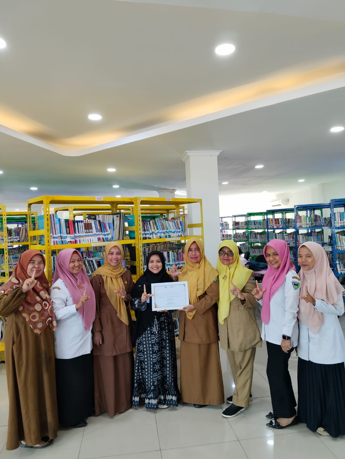 Bidang Perpustakaan menerima Sertifikat penghargaan oleh Perpustakaan Nasional RI
