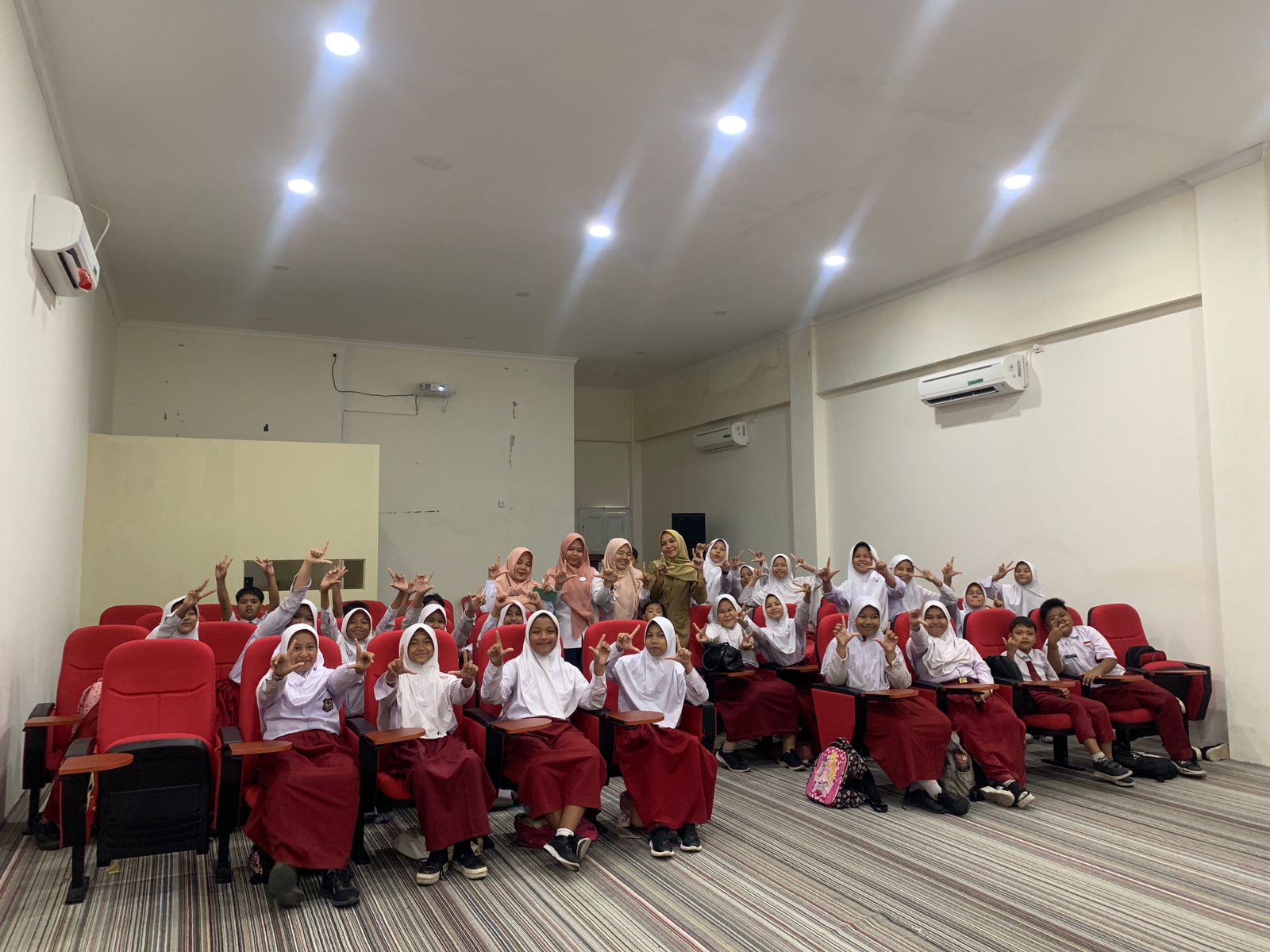 Kunjungan Edukasi SDN 08 Painan Selatan ke Studio Mini Dispusker