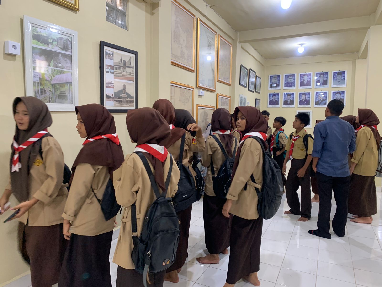 Kunjungan Edukasi Literasi SMPN 4 Painan ke Galeri Arsip
