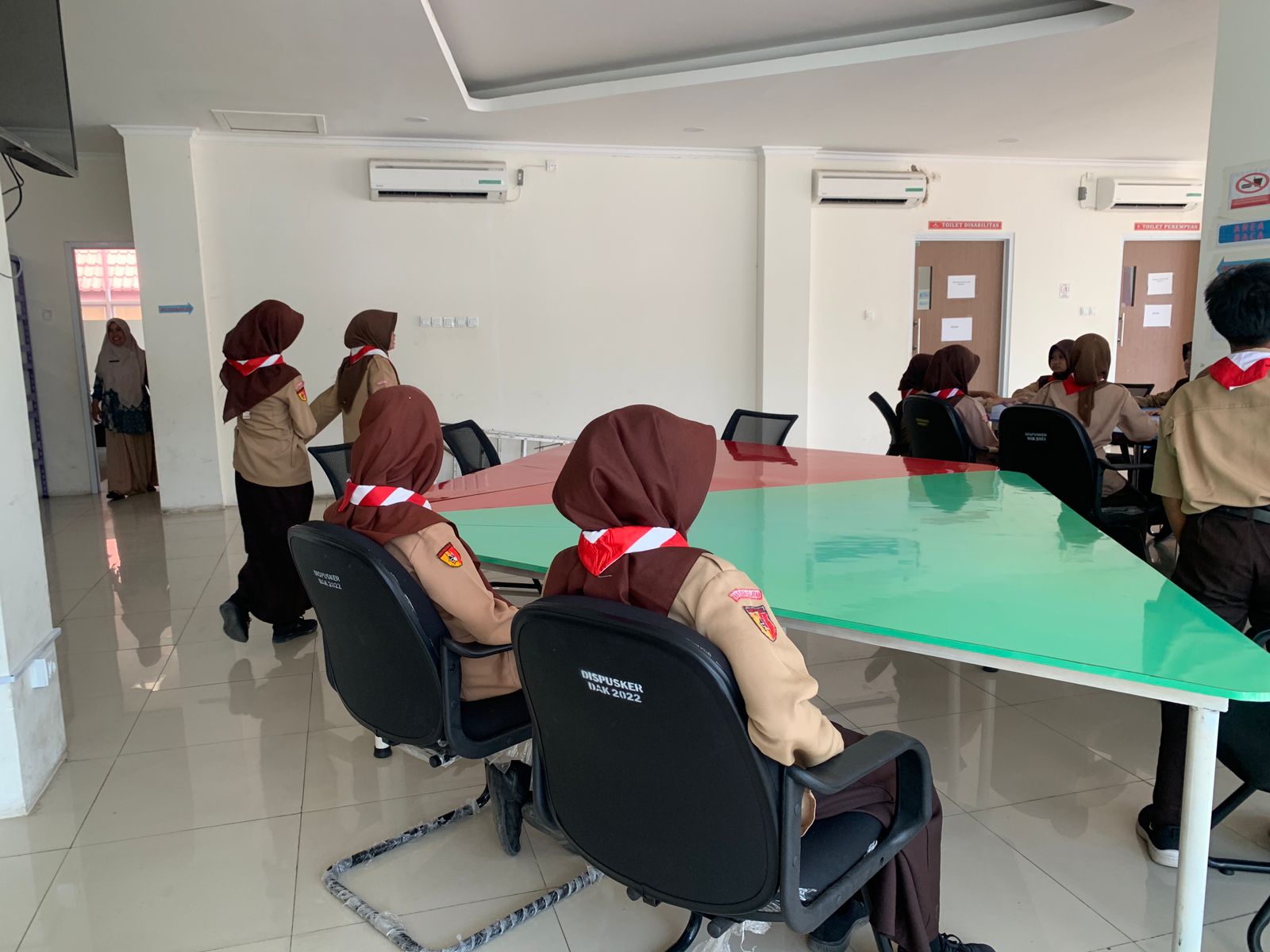 Kunjungan Edukasi Literasi SMPN 4 Painan ke Perpustakaan Umum Daerah