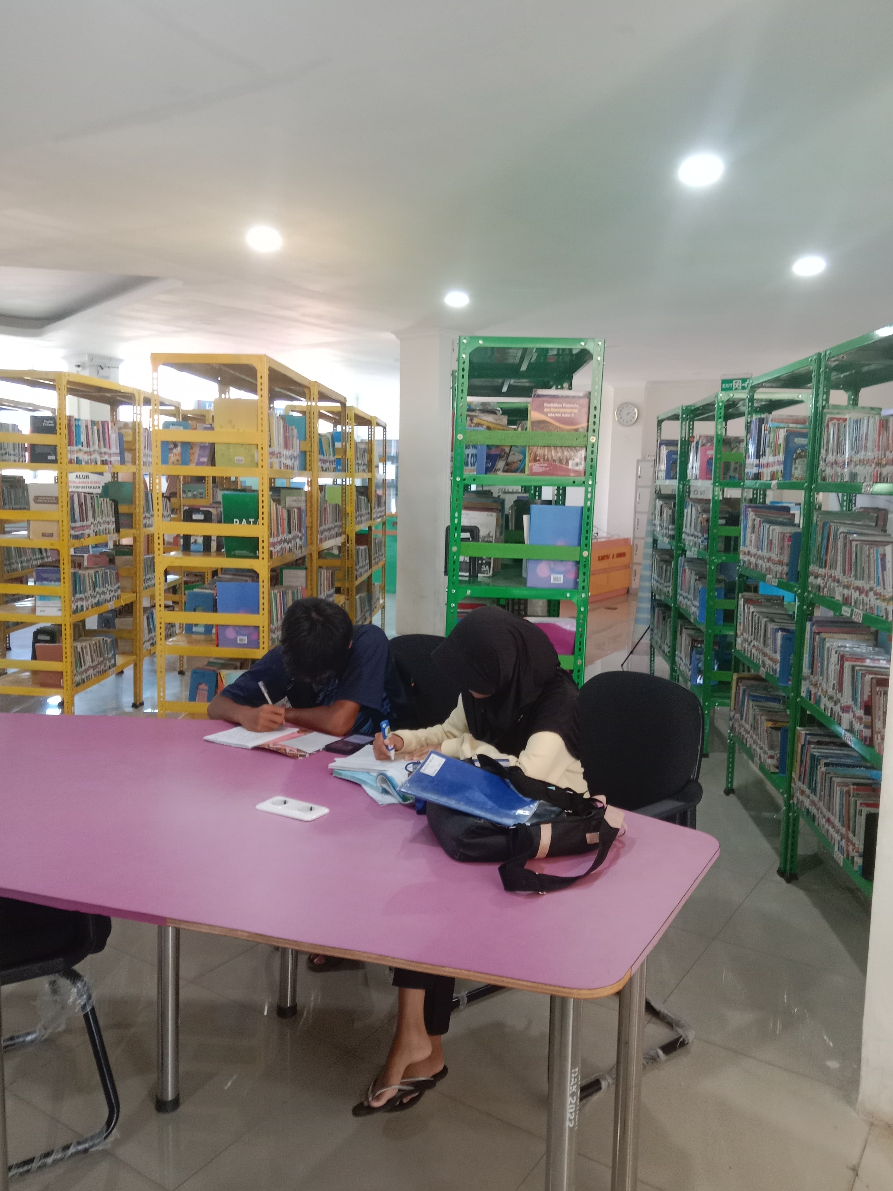 Belajar Kelompok di Ruang Baca Perpustakaan Umum Daerah