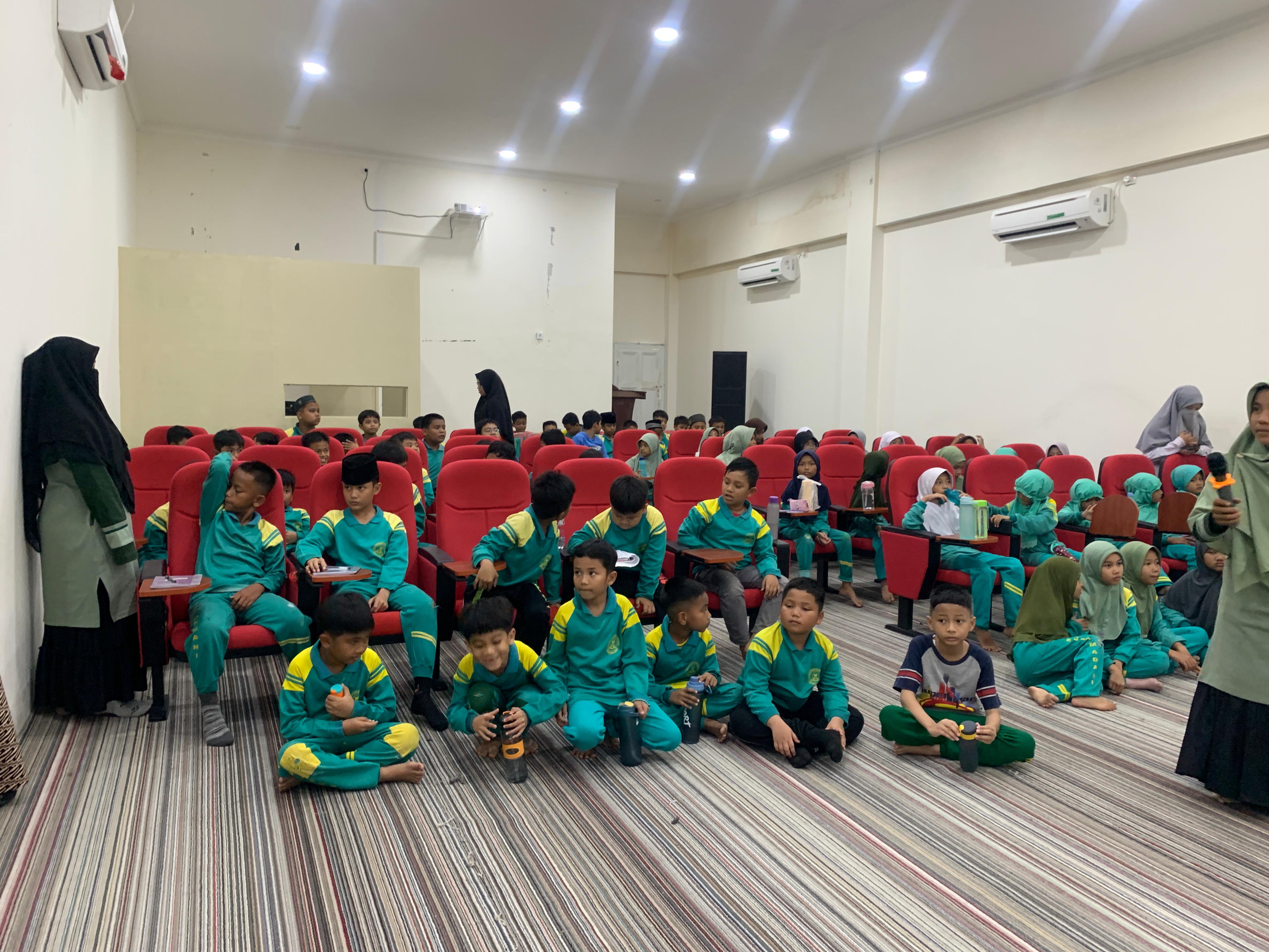 Anak SDIT Madani Painan diajak Menonton SURAK dan SILEK di Studio Mini