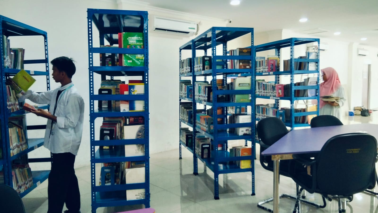 Penyiangan Bahan Perpustakaan Umum Daerah Kabupaten Pesisir Selatan