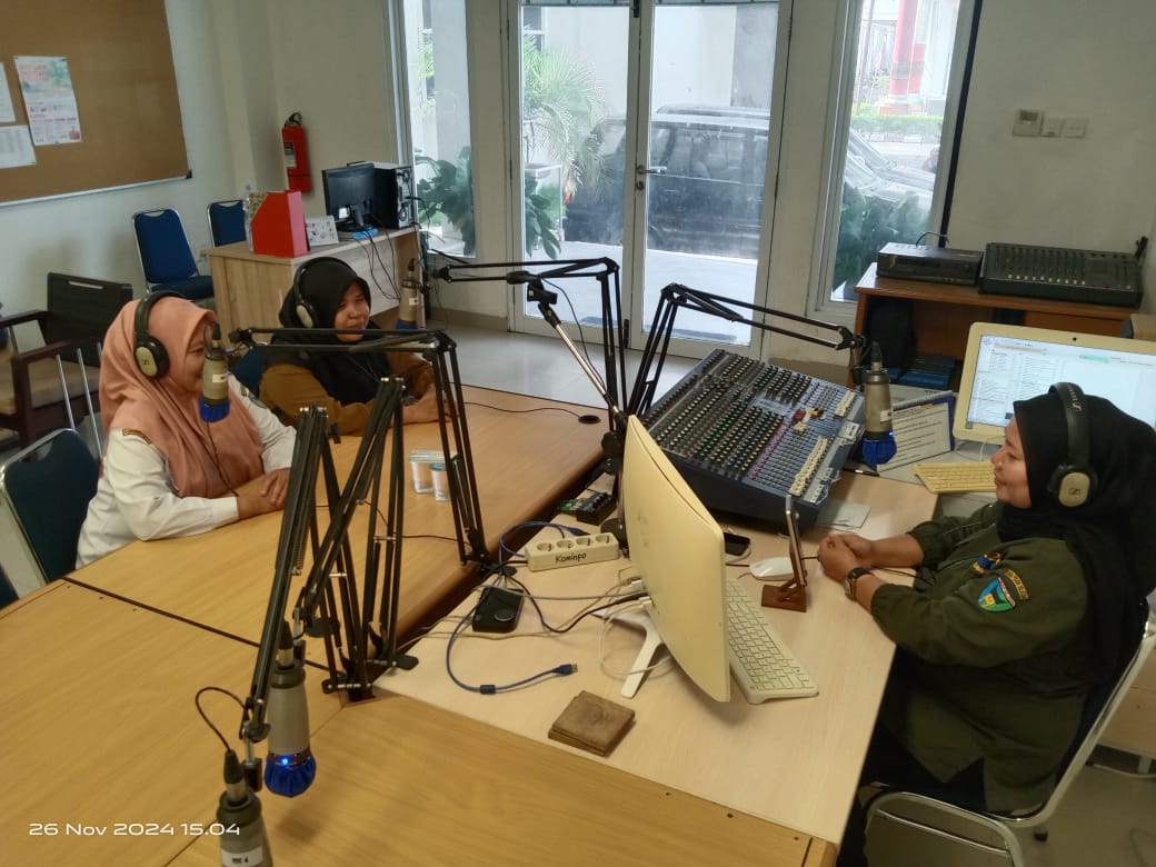 Gauang Pasisia bersama Petugas Pelayanan Perpustakaan