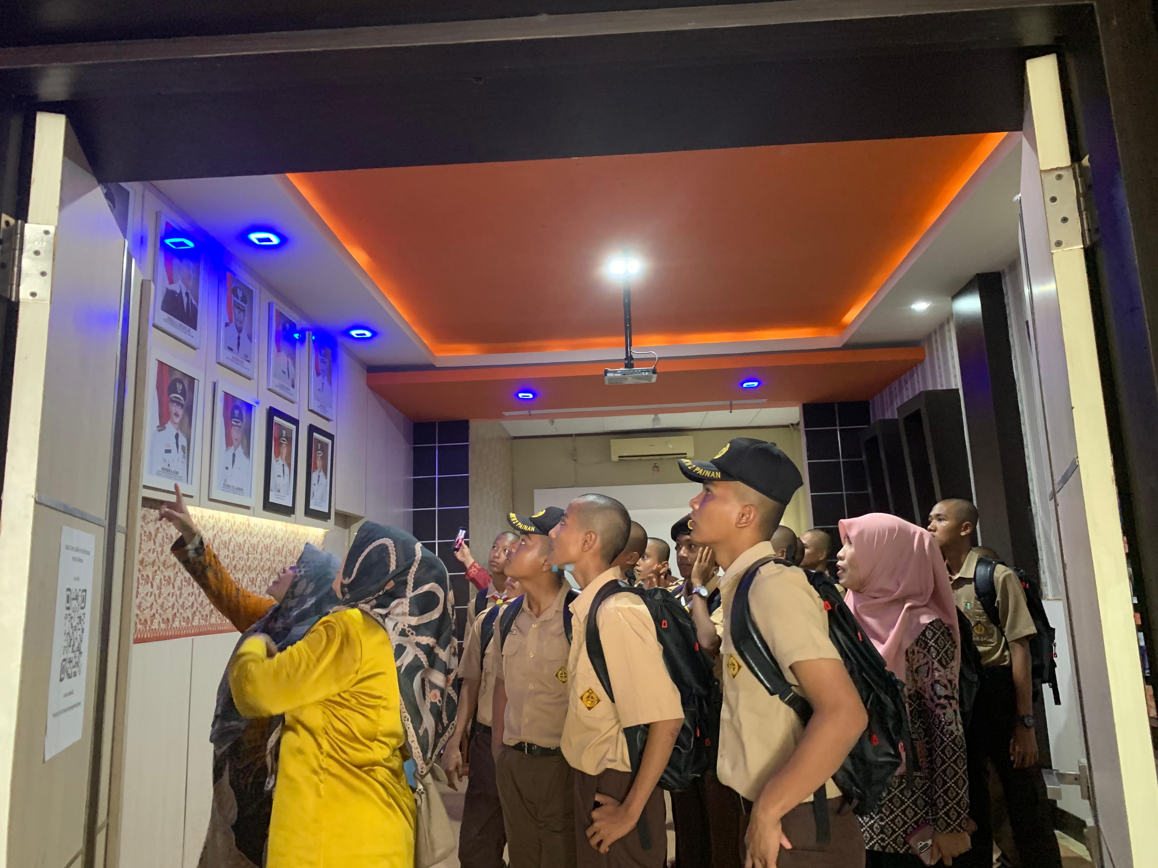 SMKN 2 Painan berkunjung ke Perpustakaan Umum Daerah