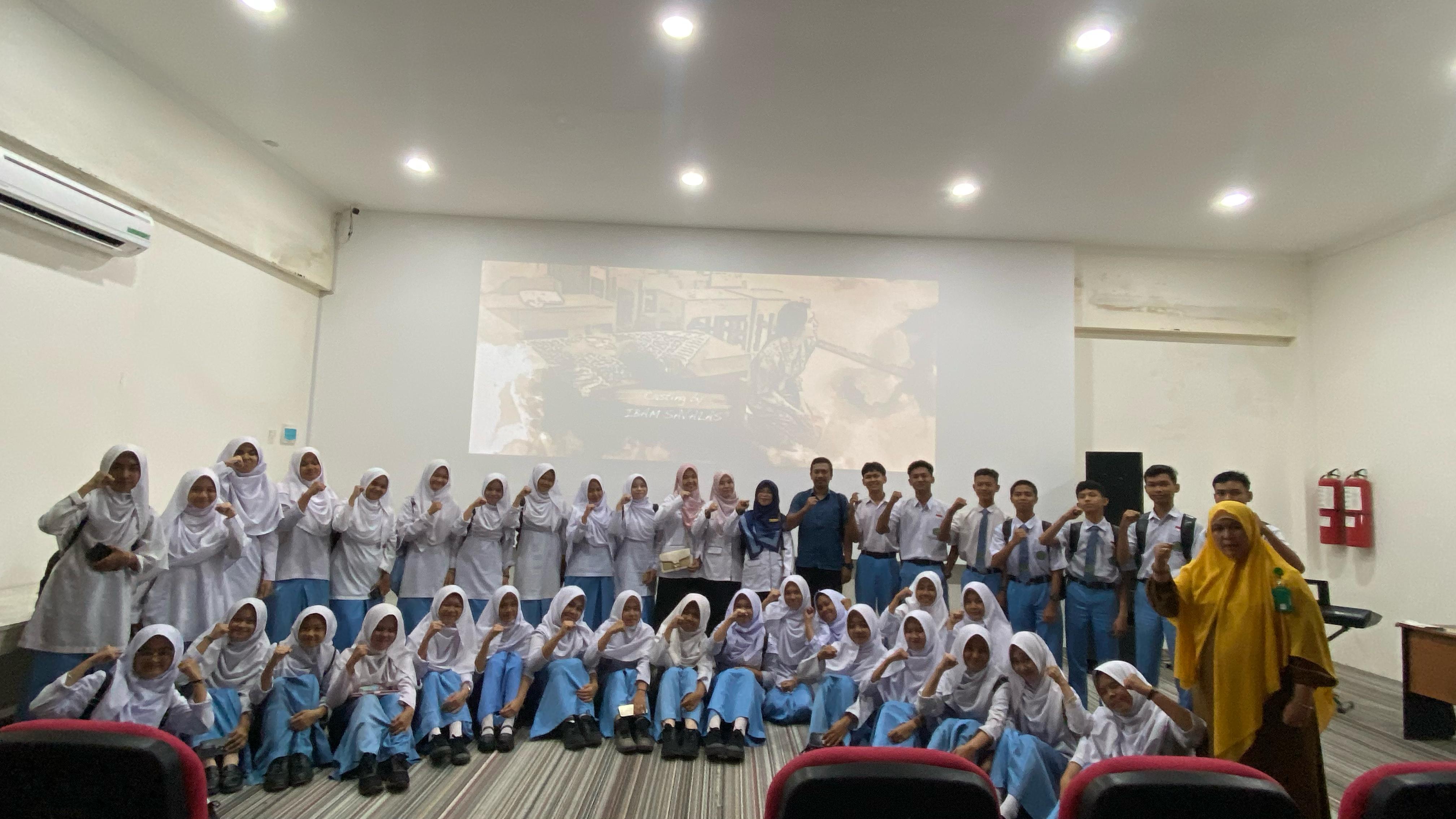 Kunjungan Edukasi  Man Dua Pesisir Selatan Ke Perpustakaan Umum Daerah